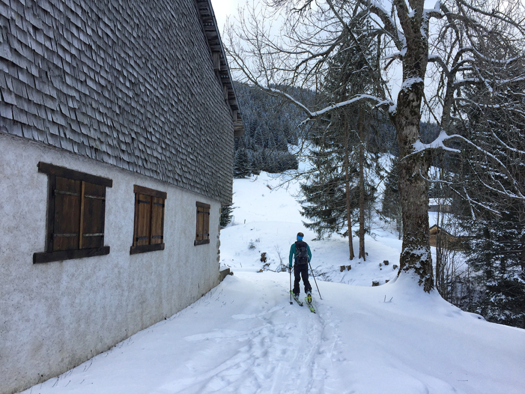 Passage par le hameau des Nants, la neige se fait plus pratiquable, Virée Verticale