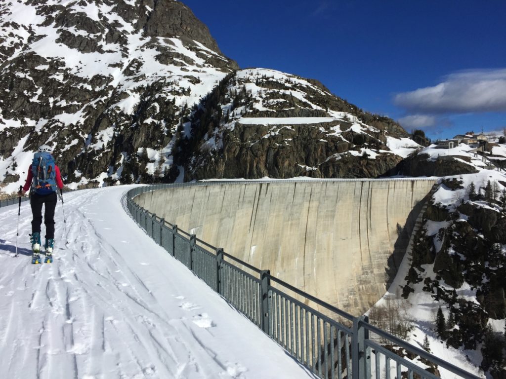 Traversée du barrage à skis
