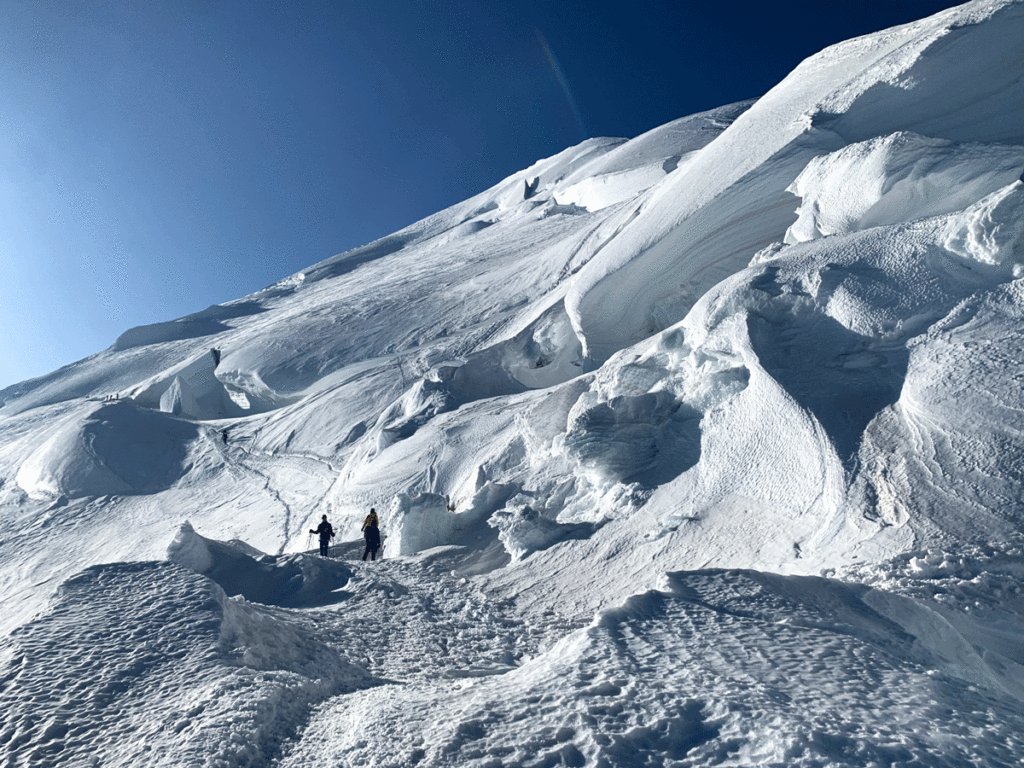Au fil des crevasses pendant l'ascension du Mont-Blanc